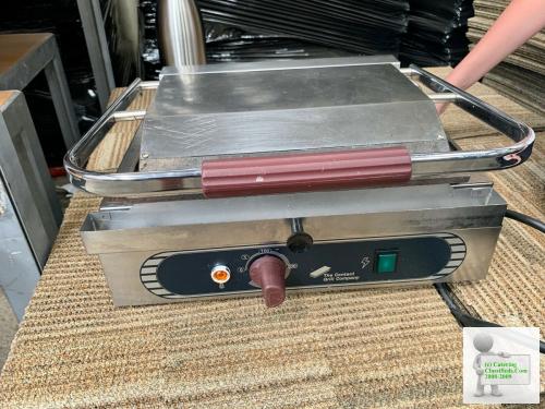 The Contact Grill Company Mle Single Flat Plate Ribbed Top Panini Machine